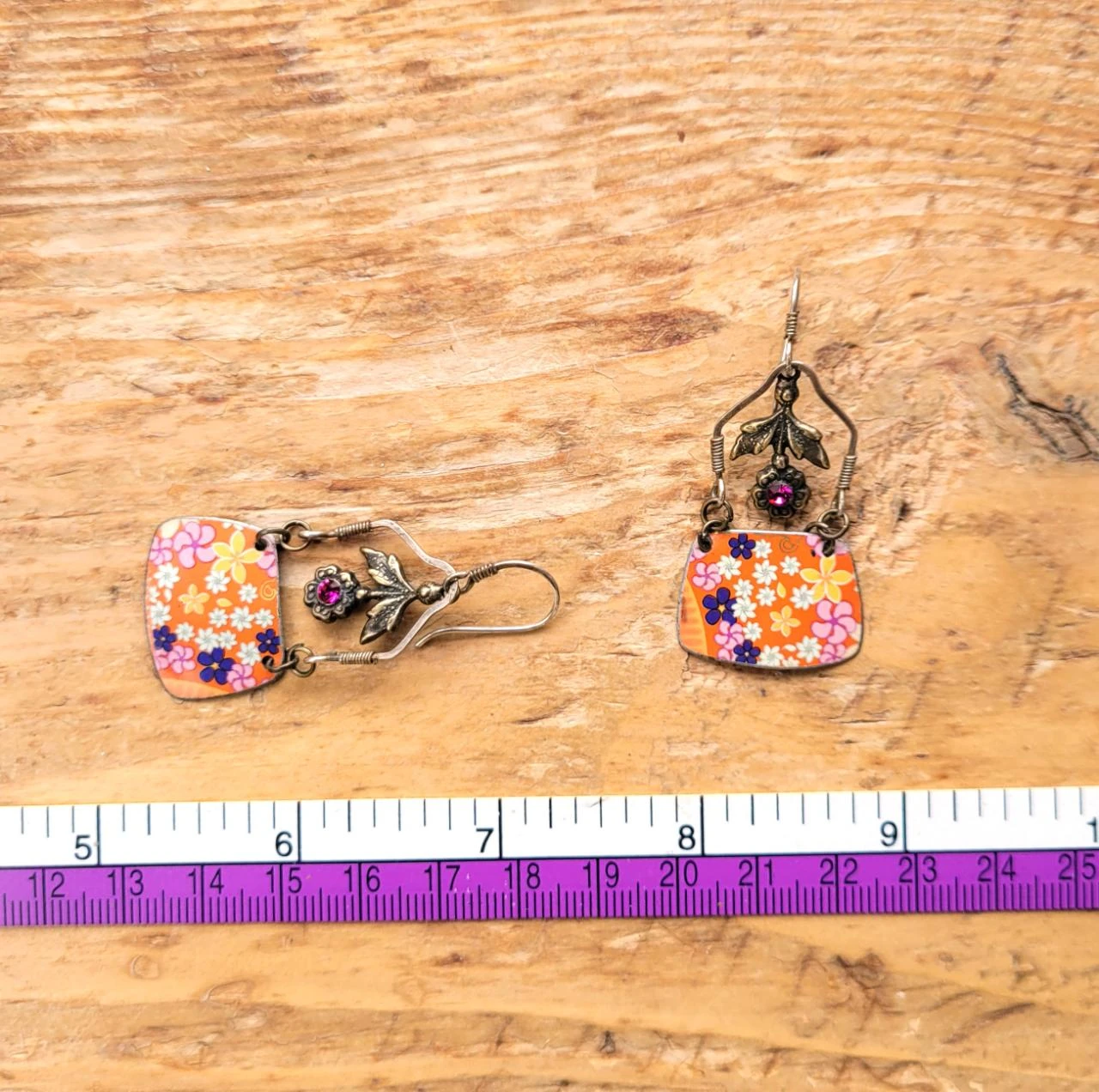 Vintage boho retrostijl oorbellen met gerecycleerde metalen bedels – photo 9